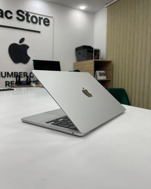 MacBook Air M3. Avec 24 Go de RAM (le maximum possible sur ce modèle) et 512 Go de SSD