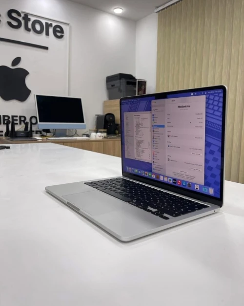 MacBook Air M3. Avec 24 Go de RAM (le maximum possible sur ce modèle) et 512 Go de SSD