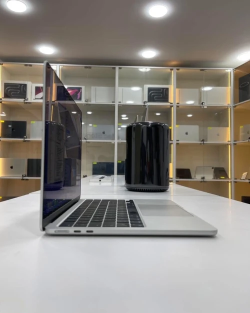 MacBook Air M3. Avec 24 Go de RAM (le maximum possible sur ce modèle) et 512 Go de SSD