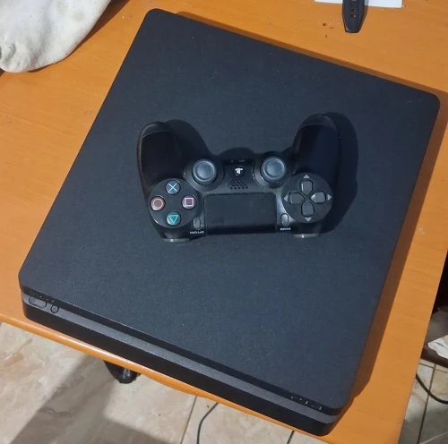 Ps4 slim 1000 gb avec manette originale