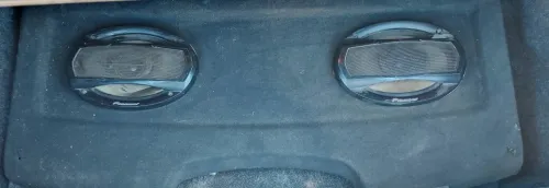 Plage arrière Skoda Fabia avec deux baffe pioner