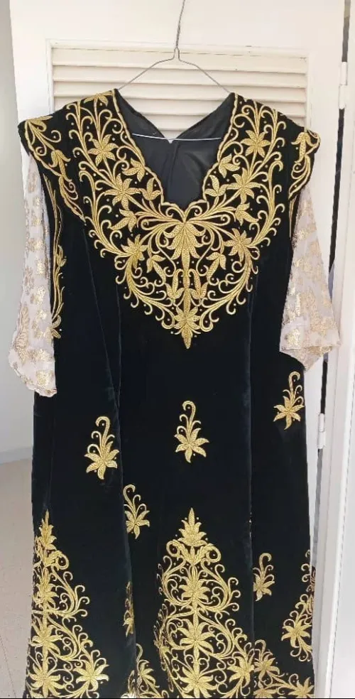 Robe Fergani royale  Broderie dorée sur velours noir profond