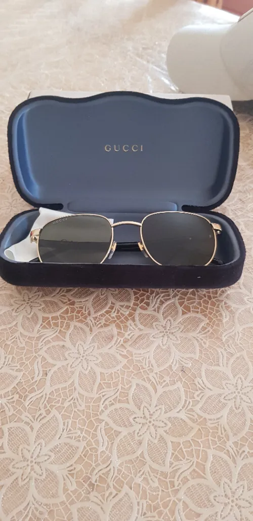 Lunettes de soleil "GUCCI" neuves  Authentiques avec boîte et étui, origine France