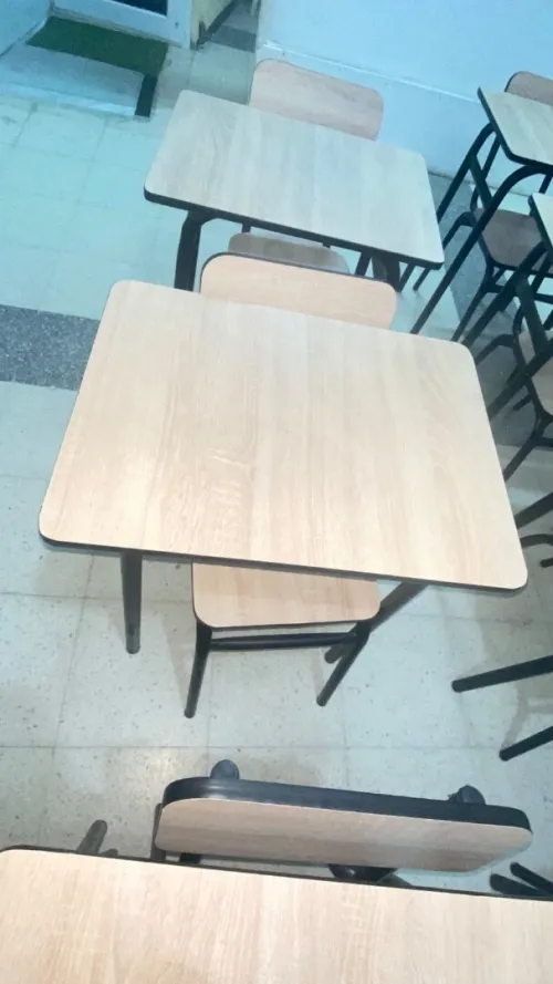 20 Tables Scolaires Pour Crèche Et école 15grand et 5 petit )et long table, un bureau et 2 tableux