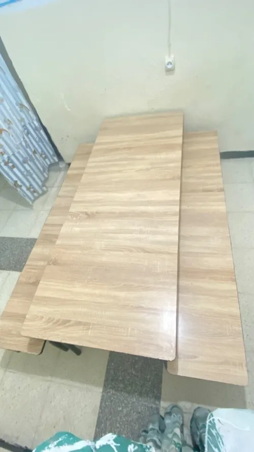 20 Tables Scolaires Pour Crèche Et école 15grand et 5 petit )et long table, un bureau et 2 tableux
