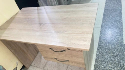 20 Tables Scolaires Pour Crèche Et école 15grand et 5 petit )et long table, un bureau et 2 tableux