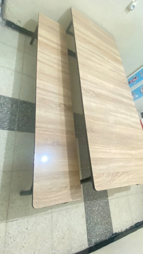 20 Tables Scolaires Pour Crèche Et école 15grand et 5 petit )et long table, un bureau et 2 tableux