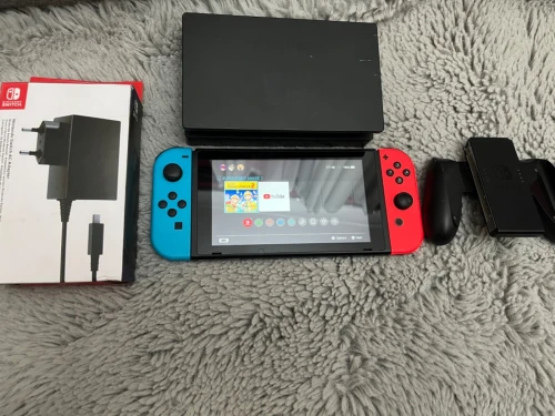 Nintendo switch v2 en ligne n9ya etat 10/10  Chargeur original b la boite Dock tv Support manette