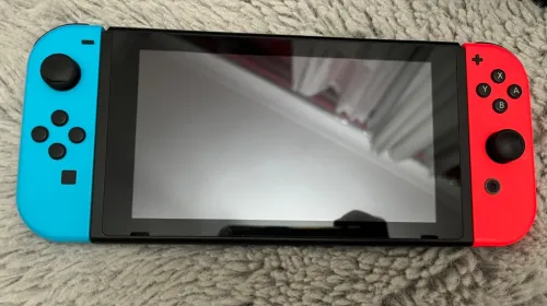 Nintendo switch v2 en ligne n9ya etat 10/10  Chargeur original b la boite Dock tv Support manette