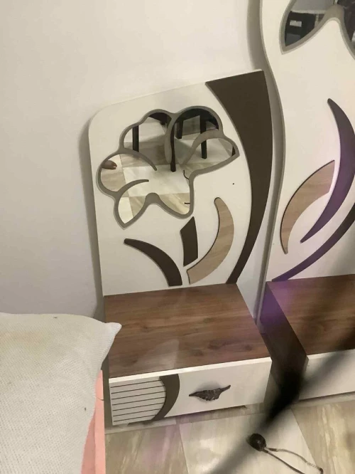 Kit Armoire + coiffeuse + table de nuit prix raisonnable 
