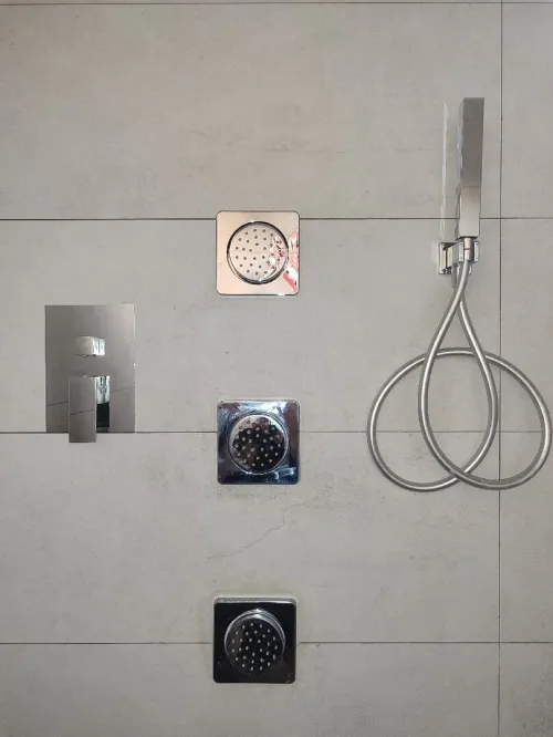 Plombier ambulant chauffagiste installation sanitaire eau et gaz