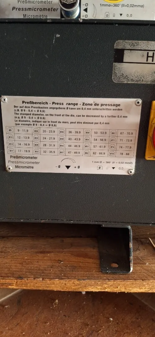 Sertisseuse de flexible et tronçonneuse