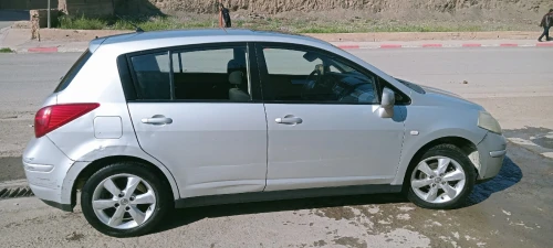 Nissan Tiida 5 portes 2010 Tiida 5 portes