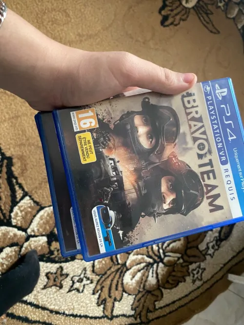 Vr ps4 مع سلاح و كاميرة غير ب 8 ملاين 