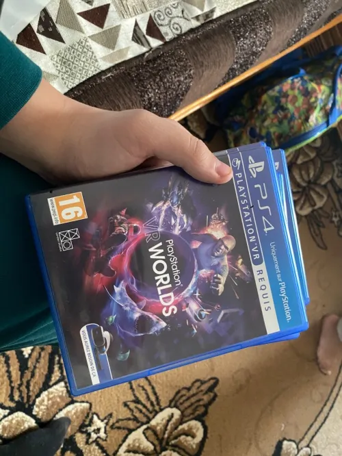 Vr ps4 مع سلاح و كاميرة غير ب 8 ملاين 