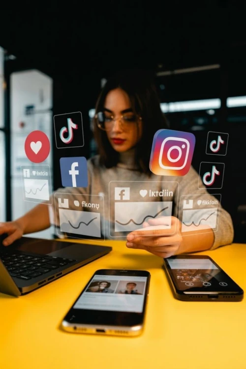 gestion réseaux sociaux + création de contenu (instagram/tiktok/facebook)