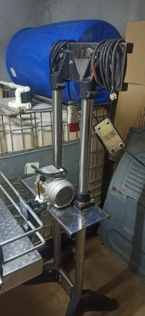 Remplisseuse automatique pneumatique 1 bec avec capteur ! Cylindre 1.25 litre Capacité 2000 kg jours ! Avec tapis rallonge et petite table réceptionniste ! Avec bouchonneuse semi automatique ! Tél  !