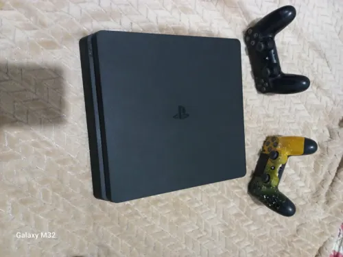 A vendre 03 Playstation 04 slim avec 02 manettes originale pou chaque console