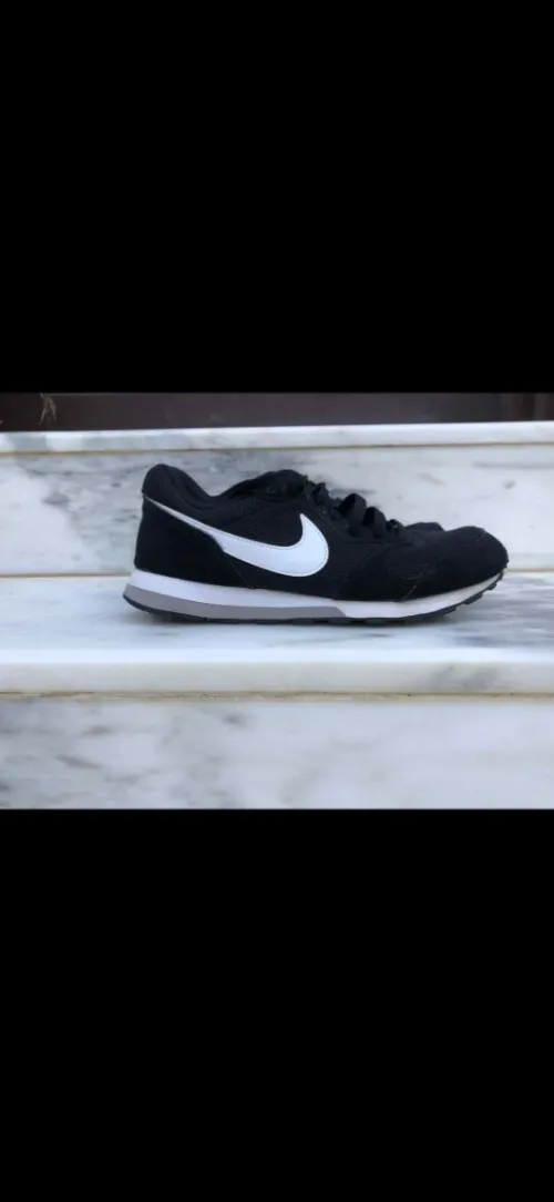 Basket NIKE ORIGINAL presque neuf Pointure 39