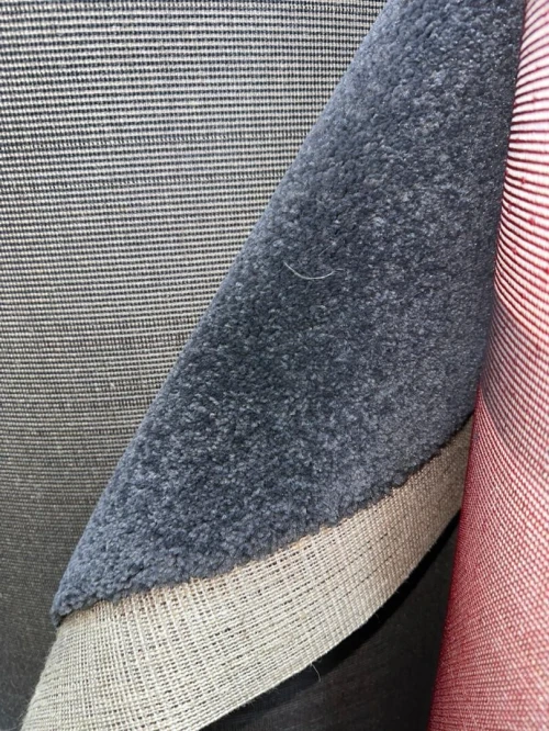 Moquette avec des couleurs  trop demandée beige, blue,, maron, bordeaux.... 
