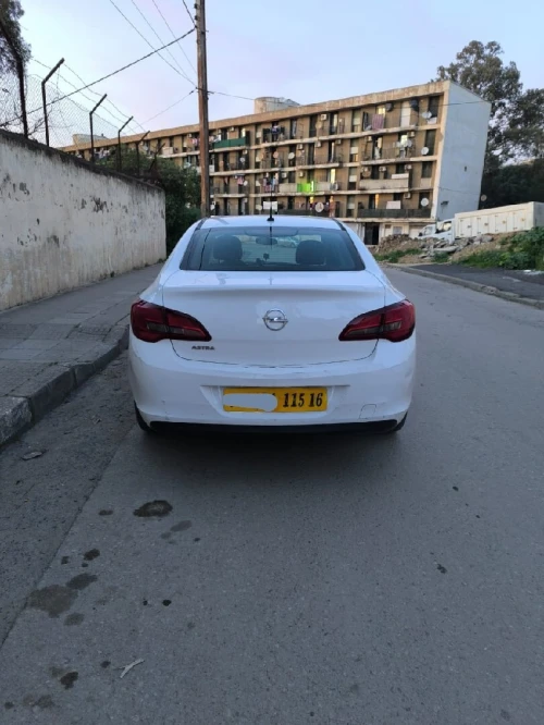 Opel Astra 4 portes 2015 Astra 4 portes