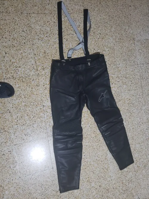 A VENDRE PANTALON VERITABLE CUIRE POUR MOTOS AVEC BRUTELLE (VENU DE FRANCE) 