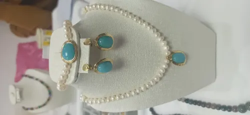 Parure en perles de l'eau douce naturelles 