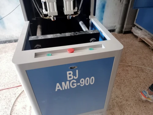MACHINE DE SOUFFLAGE DE BOUTEILLES EN PET deux empreintes avec un four à infrarouge et accessoire  capacité de production 650pc/1h marque: BJ model: AMG-900