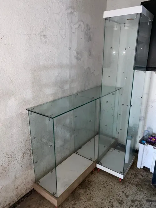comptoire en verre 1,50cm avec étagères. +2 vitrine en verres