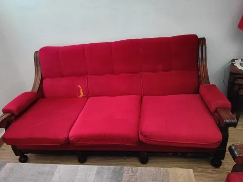 Salon 3 pièces rouge en bois 