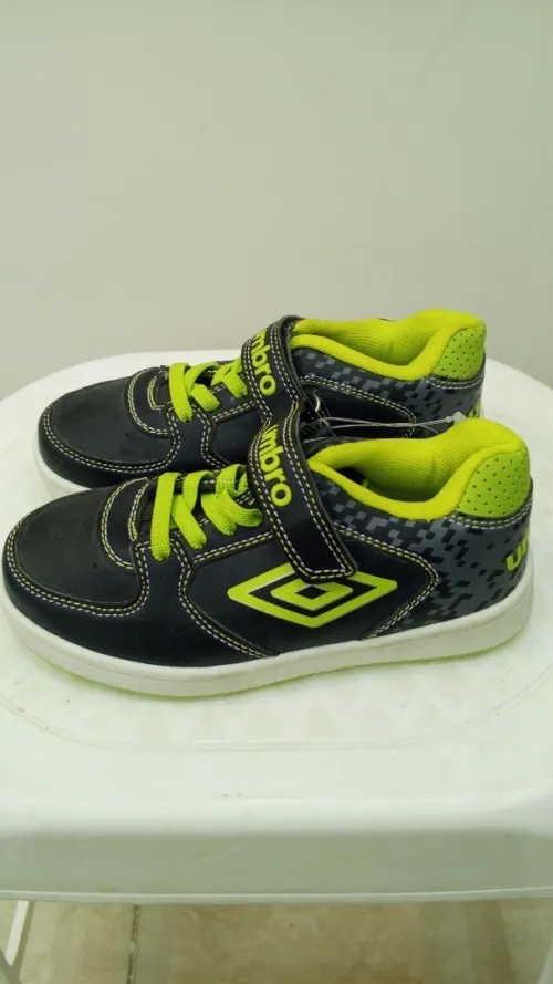Chaussures Umbro enfant neuves - Pointure 29 - Noir/Vert anis