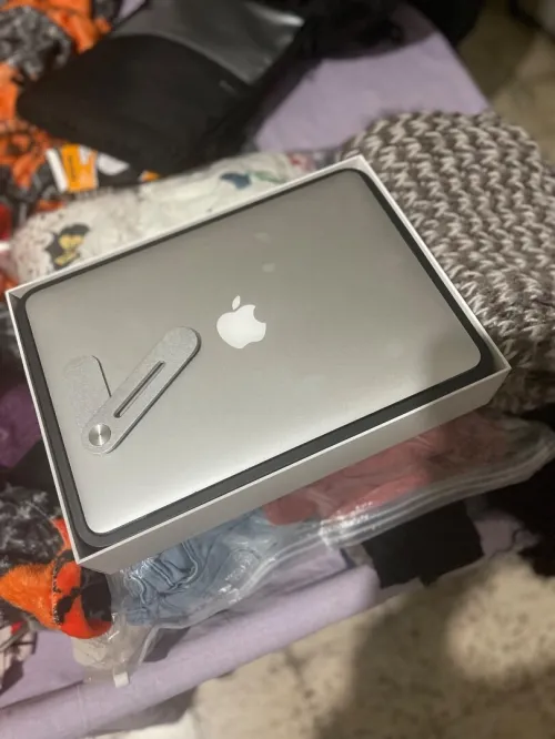 MACBOOK