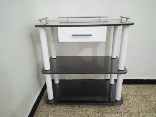 Bureau et table de basse et chario