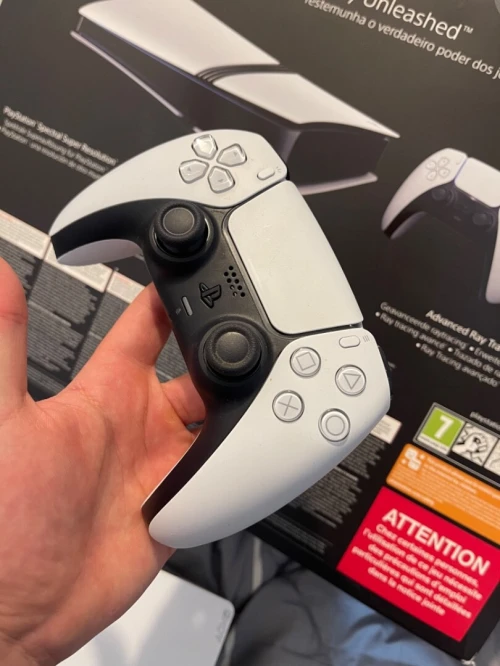 Ps5 pro etat 10/10 avec sa boite et 2 manette