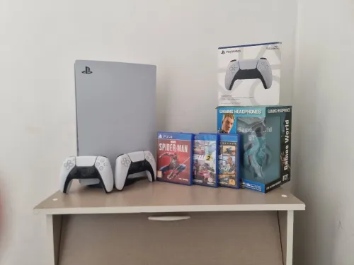 Play5 +2manette +4jeux (gta5 the crew2 spider man fifa23) + casque gamer