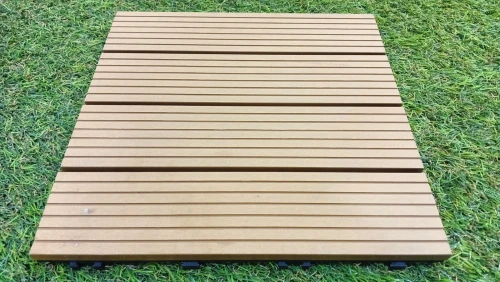 Caillebotis en bois composite, dalle clipsable en composite 