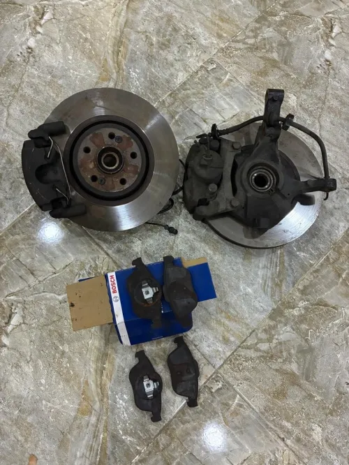 Plaquettes de freins et disques avec étriers et roulement avant de Renault Espace 4 (kit complet )