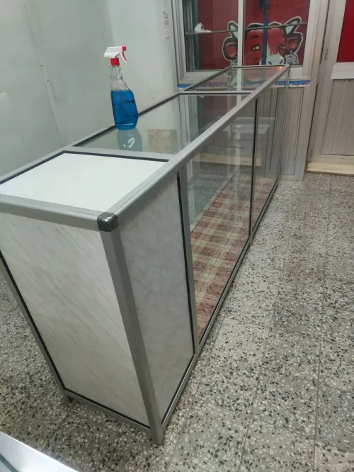 Comptoir magasin ( verre / aluminium)