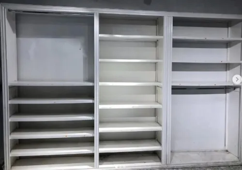Etagère en bois Rouge pour magasin