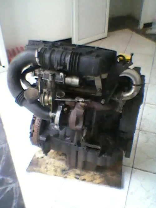 moteur 1.5 dci 65 cv  complet ou en pieces detaches .