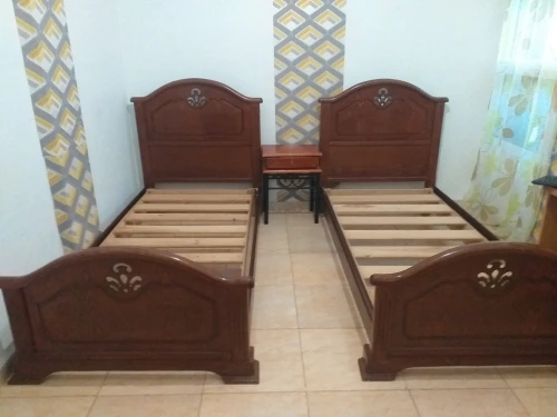 2 lits en bois massif