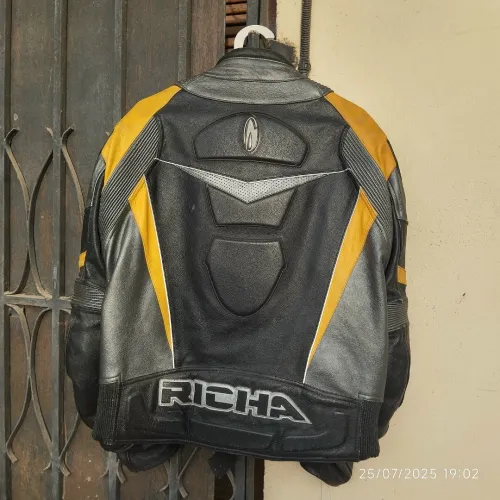 BLOUSON MOTO en cuire de Marque RICHA  Couleur  Jaune et Noir 