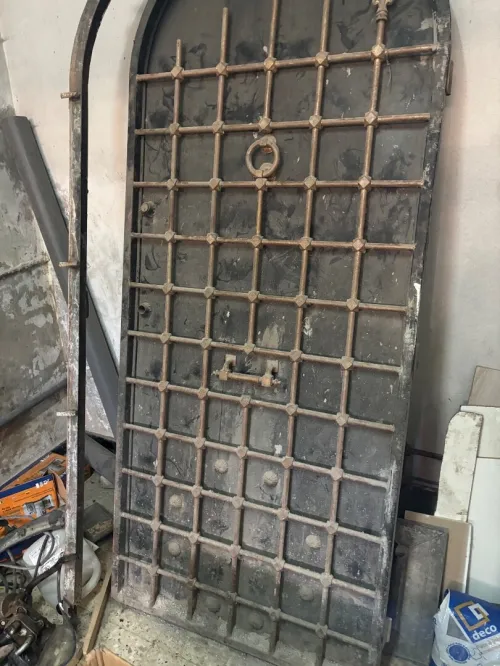 Une porte métallique