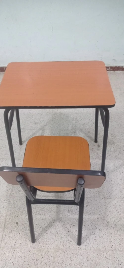 Table et chaises et tableaux