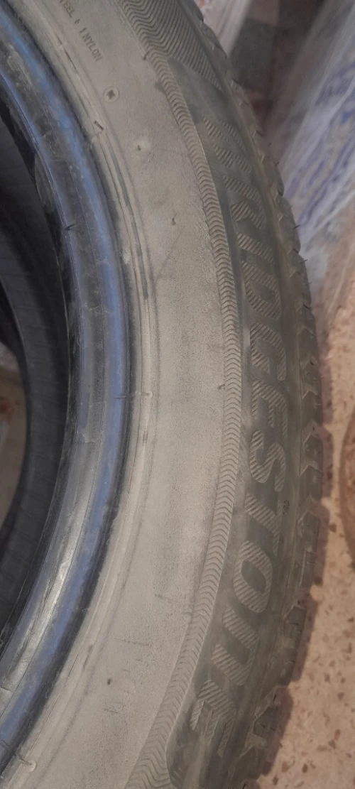Disponible 3 pneus bridgestone bon etet