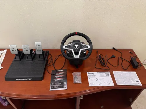 Thrustmaster T248 Volant Racing Retour de Force et pédales magnétiques - PS5 / PS4 / PC 