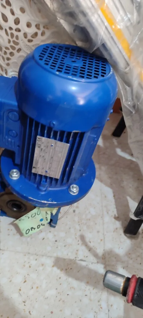 Réducteurs et cracher et pompe immergée verticale et moteurs électriques 