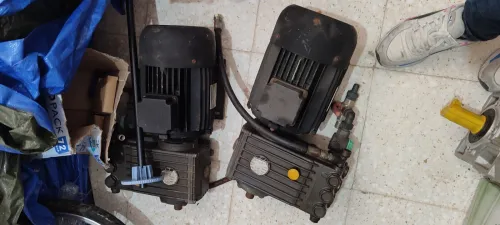 Réducteurs et cracher et pompe immergée verticale et moteurs électriques 