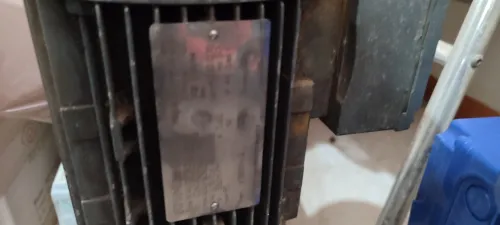 Réducteurs et cracher et pompe immergée verticale et moteurs électriques 