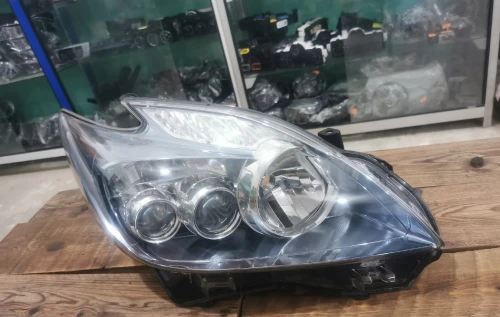 Phare Toyota prius zvw30 droit